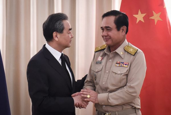 Chinese Foreign Minister Wang Yi (L) shakes hands with Thai Prime Minister Prayut Chan-ocha (R) at Government House in Bangkok, Thailand, 24 July 2017. (Photo: Reuters/Lillian Suwanrumpha).