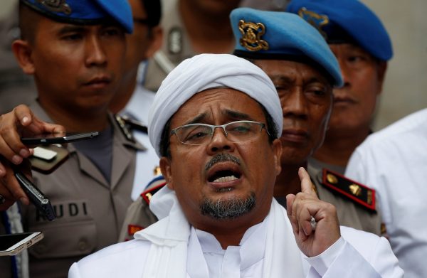 The leader of the hardline Islamic Defenders Front (FPI), Habib Rizieq, gestures while speaking to the media upon his arrival at Jakarta Police headquarters in Jakarta, Indonesia, 1 February 2017. (Photo: Reuters/Darren Whiteside).
