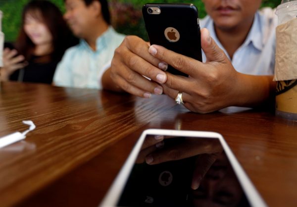 People use their phones at a coffee shop in Phnom Penh, Cambodia 5 July 2017. (Photo: Reuters/Samrang Pring).