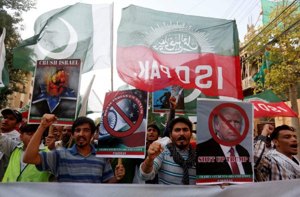 Pakistani Shi'ite supporters of Imamia Students Organization chant slogans and carry signs during a protest rally against US President Donald Trump while marching towards the US consulate in Karachi, Pakistan, 27 August 2017 (Photo: Reuters/Akhtar Soomro)