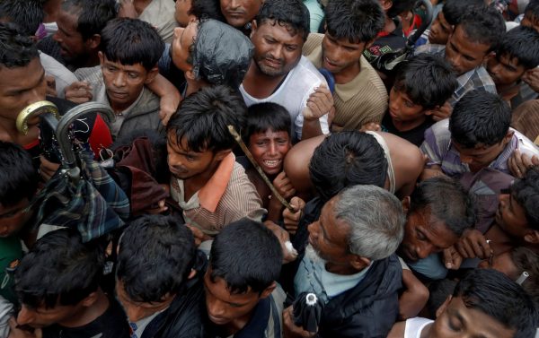 Aid being distributed to Rohingya refugees in a camp in Cox's Bazar, Bangladesh, 19 September, 2017 (Photo: Reuters/Cathal McNaughton).
