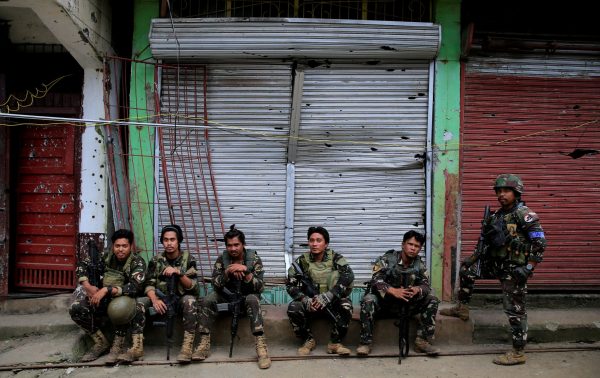 Government soldiers takes a break in front of a damaged building in Sultan Omar Dianalan boulevard at Mapandi district in Marawi city, southern Philippines, 13 September 2017 (Photo: Reuters/Romeo Ranoco).