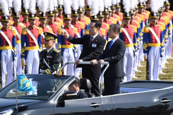 South Korean President Moon Jae-In and Defence Minister Song Young-Moo during a commemoration ceremony marking South Korea's Armed Forces Day, Pyeongtaek, 28 September, 2017 (Photo: Reuters/Jung Yeon-Je).