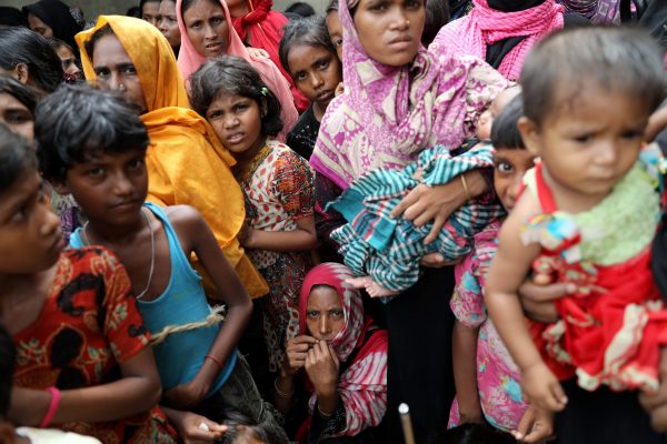 Rohingya refugees wait for humanitarian aid to be distributed at the Balu Khali refugee camp in Cox's Bazar, Bangladesh 5 October, 2017. (Photo: Reuters/Mohammad Ponir Hossain).
