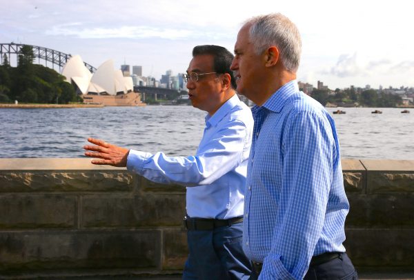 Australia's Prime Minister Malcolm Turnbull walks with Chinese Premier Li Keqiang along the Sydney Harbour foreshore in front of the Sydney Opera House in Australia, 25 March 2017 (Photo: Reuters/David Gray).