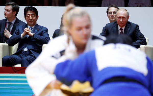 Japanese Prime Minister Shinzo Abe and Russia President Vladimir Putin watch the competition of the 1st Jigoro Kano International Judo Tournament on the margins of the Eastern Economic Forum in Vladivostok, Russia, 7 September 2017 (Photo: Reuters/Sergei Karpukhin).