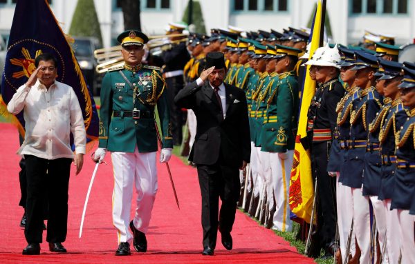 Filipino President Rodrigo Duterte (L) and visiting Brunei Sultan Hassanal Bolkiah salute as they review the troops at the presidential palace ahead of the Association of Southeast Asian Nations (ASEAN) summit in Manila, Philippines 27 April 2017. (Photo: Reuters/Erik De Castro).