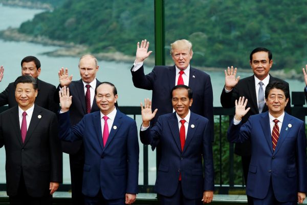 Leaders pose during the family photo session at the APEC Summit in Danang, Vietnam, 11 November 2017. (Photo: Reuters/Jorge Silva).