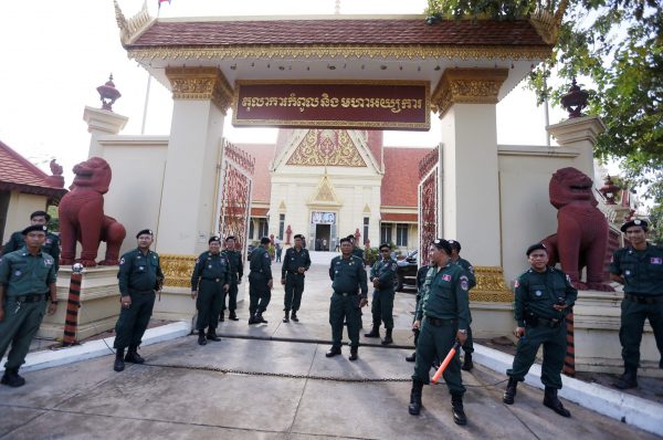 Police officers stand guard at the Supreme Court during a hearing to decide whether to dissolve the main opposition Cambodia National Rescue Party (CNRP), in Phnom Penh, Cambodia, 16 November 2017. (Photo: Reuters/Samrang Pring).
