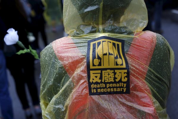 A pro-death penalty supporter displays a white rose during a rally in front of Presidential Office in Taipei, Taiwan, 10 April 2016 (Photo: Reuters/Tyrone Siu).