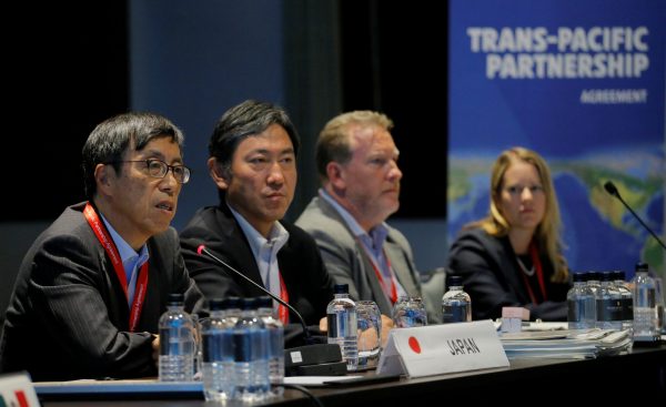 Japan's chief trade negotiator Kazuyoshi Umemoto (L) speaks at the Trans Pacific Partnership seniors leaders meeting in Sydney, Australia, 28 August 2017. (Photo: Reuters/Jason Reed).