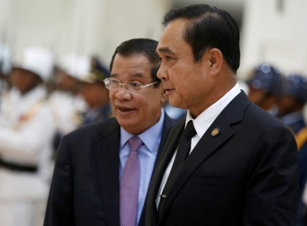 Thailand's Prime Minister Prayuth Chan-ocha is welcomed by his Cambodian counterpart Hun Sen at the prime minister's office in Phnom Penh, Cambodia, 7 September 2017 (Photo: Reuters/Samrang Pring).