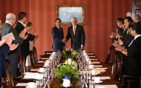 Australian Prime Minister Malcolm Turnbull shakes hands with Indonesian President Joko Widodo before their meeting at Admiralty House in Sydney, Australia, 26 February 2017 (Photo: Reuters/David Moir).