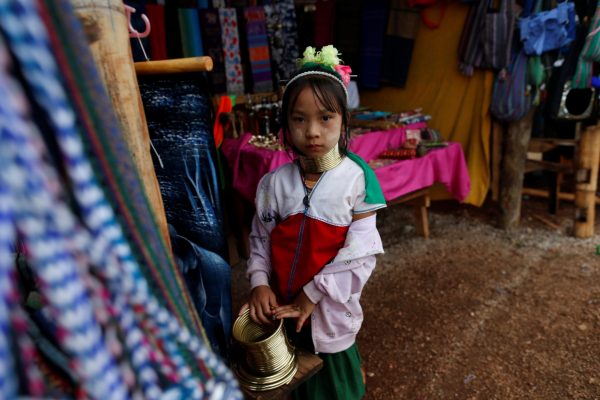 An ethnic Kayan girl stands near her family souvenir shop in Panpet village, Demoso township, Kayah state, Myanmar, 17 April 2017 (Photo: Reuters/Soe Zeya Tun).