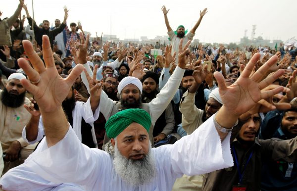 Members of the Tehreek-e-Labaik Pakistan far right Islamist political party shout slogans during a sit-in in Rawalpindi, Pakistan 10 November 2017, (Photo: Reuters/Caren Firouz).