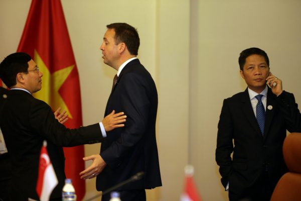 Vietnam's Foreign Minister Pham Binh Minh talks with Australia's Minister for Trade, Tourism and Investment Steve Ciobo as Vietnamese Minister of Trade and Industry Tran Tuan Anh talks on phone at the Trans-Pacific Partnership meeting held on the sidelines of the APEC Summit in Danang, Vietnam, 10 November 2017 (Photo: Reuters/Nguyen).
