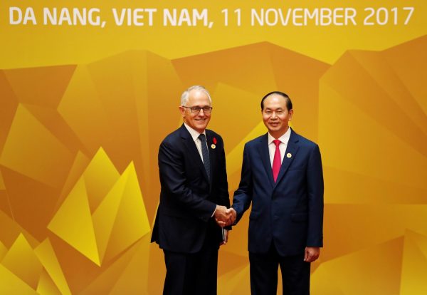 Vietnam's President Tran Dai Quang shakes hands with Australia's Prime Minister Malcolm Turnbull at the APEC Economic Leaders' Meeting in Danang, Vietnam, 11 November 2017 (Photo: Reuters/Jorge Silva).