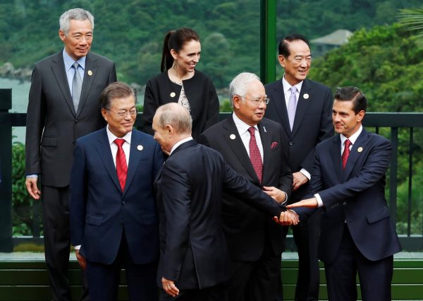 Leaders attend the family photo session at the APEC Summit in Danang, Vietnam, 11 November, 2017 (Photo: Reuters/Jorge Silva).