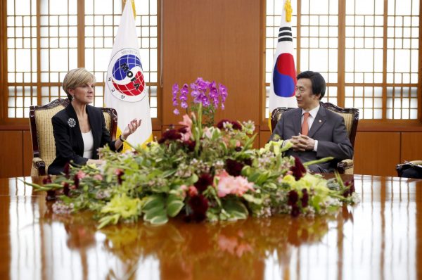 Australian Foreign Minister Julie Bishop talks with her South Korean counterpart Yun Byung-se during their meeting at the Foreign Ministry in Seoul, South Korea, 21 May 2015. (Photo: Reuters/Kim Hong-Ji).