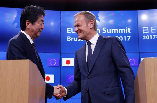 Japan's Prime Minister Shinzo Abe shakes hands with European Council President Donald Tusk at the end of a EU–Japan summit in Brussels, Belgium, 6 July 2017 (Photo: Reuters/Herman).