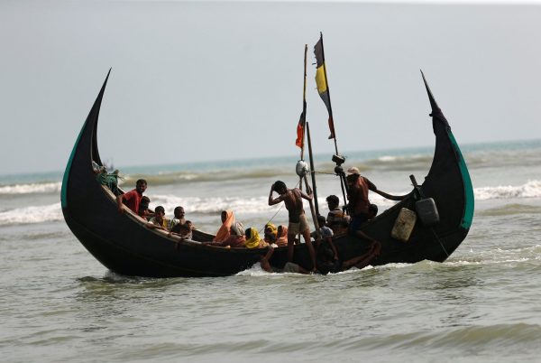 Rohingya refugees arrive in Bangladesh by boat through the Bay of Bengal in Teknaf, Bangladesh, 5 September 2017 (Photo: Reuters/Mohammad Ponir Hossain).