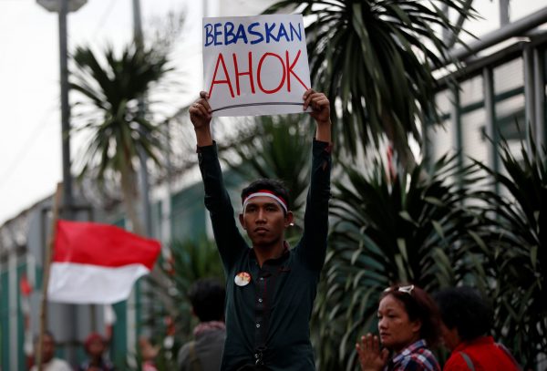 A man holds up a sign reading ‘Free Ahok’ during a protest by supporters of Jakarta Governor Basuki Tjahaja Purnama, popularly known as Ahok, outside Cipinang Prison, where he was taken following his conviction of blasphemy, in Jakarta, Indonesia, 9 May 2017 (Photo: Reuters/Whiteside).