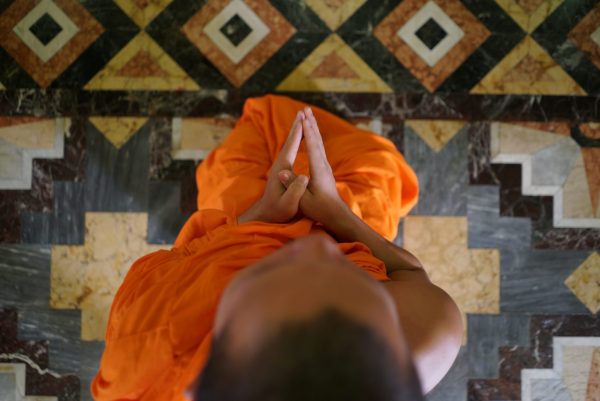 A Buddhist monk prays at Wat Benchamabophit (Marble Temple) in Bangkok, Thailand, 24 August 2017 (Photo: Reuters/Athit Perawongmetha).
