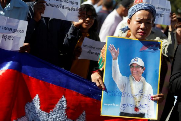 Supporters of Kem Sokha, leader of the Cambodia National Rescue Party (CNRP), stand outside the Appeal Court during a bail hearing for the jailed opposition leader in Phnom Penh, Cambodia 26 September 2017. (Photo: Reuters/Samrang Pring).
