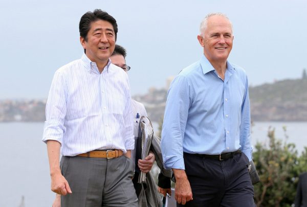Japanese Prime Minister Shinzo Abe and Australian Prime Minister Malcolm Turnbull walk together along the foreshore of Sydney Harbour in Sydney, Australia, 14 January 2017 (Photo: Reuters/David Moir/POOL).