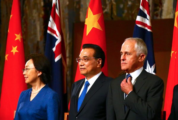 Australia's Prime Minister Malcolm Turnbull stands with Chinese Premier Li Keqiang and his wife Cheng Hong for their countries' national anthems before an official luncheon at Parliament House in Canberra, Australia, 23 March 2017 (Photo: Reuters/David Gray).