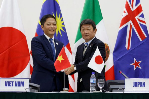 Japan's Minister of Economic Revitalization Toshimitsu Motegi (R) and Vietnam's Industry and Trade Minister Tran Tuan Anh shake hands after they attended a news conference on the Trans Pacific Partnership (TPP) Ministerial Meeting during APEC 2017 in Da Nang, Vietnam, 11 November 2017. (Photo: Reuters/Kham).