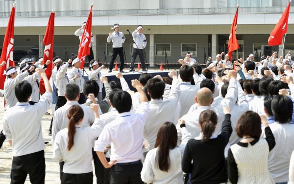 Members of the workers' union of Toyota Motor Corp. raise their fists as they shout slogans during a rally for the annual 'shunto' wage negotiations at the company headquarters in Toyota, central Japan, in this photo taken by Kyodo 8 March, 2016. (Photo: Reuters/Kyodo).