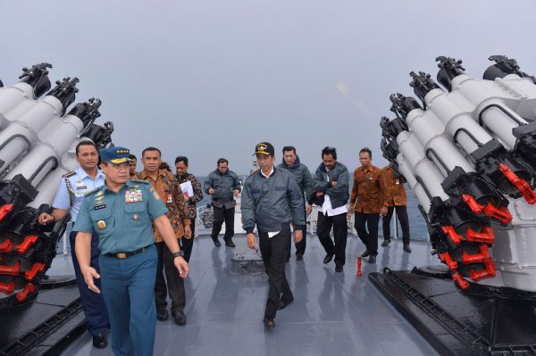 Indonesian President Joko Widodo walks on the deck of the Indonesian Navy ship KRI Imam Bonjol with some members of his cabinet in the waters of Natuna Islands, Riau Islands province, Indonesia, 23 June 2016 (Photo: Reuters/Antara Foto/Setpres-Krishadiyanto).