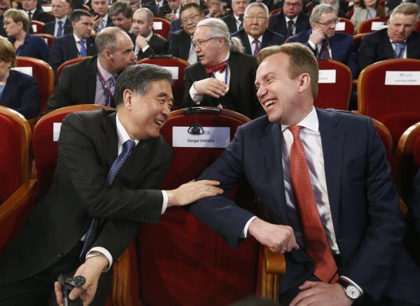Chinese Vice Premier Wang Yang talks to Norwegian Foreign Minister Borge Brende wait before a session of the International Arctic Forum in Arkhangelsk, Russia, 30 March 2017 (Photo: Reuters/Sergei Karpukhin).