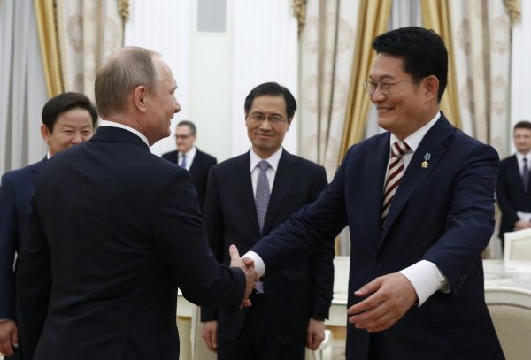 Russian President Vladimir Putin shakes hands with Song Young-gil, the special envoy of South Korean President Moon Jae-in, during a meeting at the Kremlin in Moscow, Russia, 24 May 2017 (Photo: Reuters/Maxim Shemetov).
