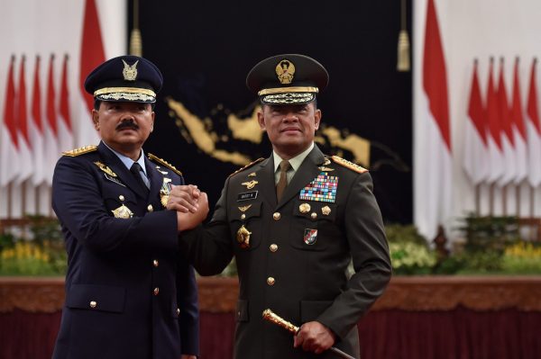 Former Indonesian military commander Gatot Nurmantyo shakes hands with the new Armed Forces Chief Marshall Hadi Tjahjanto during an inauguration ceremony at the Presidential Palace in Jakarta, Indonesia, 8 December 2017 (Photo: Reuters/Antara Foto/Puspa Perwitari).