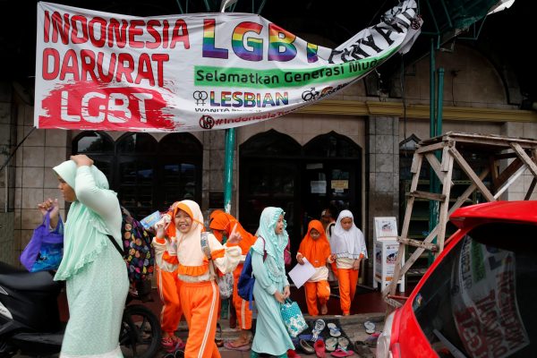Indonesian Muslim children walk past a banner reading 'Indonesia LGBT Emergency' in front a mosque in Jakarta, Indonesia, 25 January 2018 (Photo: Reuters/Beawiharta).