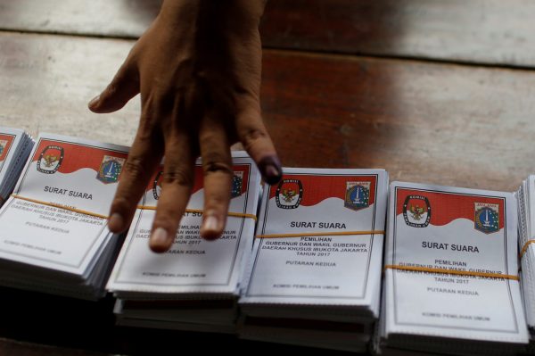 An election official counts ballots after polls closed in the governor election in Jakarta, Indonesia on 19 April 2017 (Photo: Reuters/Beawiharta).