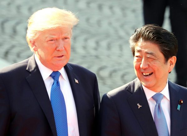 US President Donald Trump (L) shares smiles with Japanese Prime Minister Shinzo Abe during the welcoming ceremony at the Akasaka guesthouse in Tokyo on 6 November, 2017. (Photo:Reuters /Yoshikazu Tsuno).