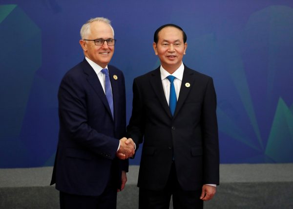 Vietnam's President Tran Dai Quang welcomes Australia's Prime Minister Malcolm Turnbull at the APEC Business Advisory Council dialogue during the APEC summit in Danang, Vietnam, 10 November 2017 (Photo: Reuters/Jorge Silva).