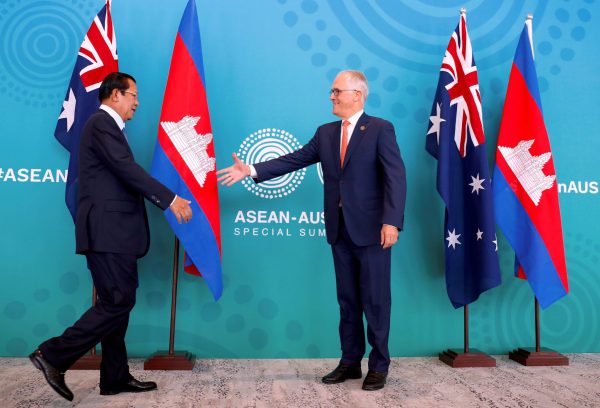 Australian Prime Minister Malcolm Turnbull shakes hands with Cambodia's Prime Minister Hun Sen before their bilateral meeting during the one-off summit of 10-member Association of Southeast Asian Nations (ASEAN) in Sydney, Australia, 16 March 2018 (Photo: Reuters/David Gray).