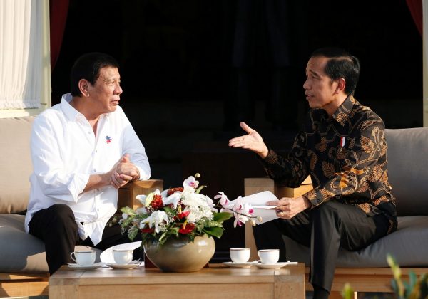 Indonesian President Joko Widodo chats with visiting Philippine President Rodrigo Duterte at the presidential palace in Jakarta, Indonesia, 9 September 2016 (Photo: Reuters/Darren Whiteside).