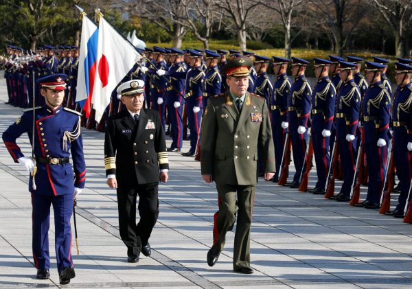 Russian Chief of the General Staff of the Armed Forces General Valeriy Gerasimov reviews the honour guard with Japan's Chief of Staff of Joint Staff Katsutoshi Kawano at the Defense Ministry in Tokyo, Japan, 11 December 2017 (Photo: Reuters/Toru Hanai).