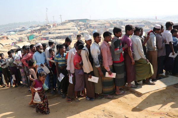 Rohingya refugees stand in a queue to collect aid supplies in Kutupalong refugee camp in Cox's Bazar, Bangladesh, 21 January 2018 (Photo: Reuters/Mohammad Ponir Hossain).