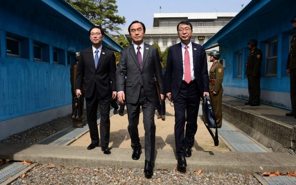 South Korean delegation led by Unification Minister Cho Myoung-gyon cross the concrete border as they leave after their meeting at the truce village of Panmunjom, North Korea, 29 March 2018 (Photo: Reuters/Yonhap).