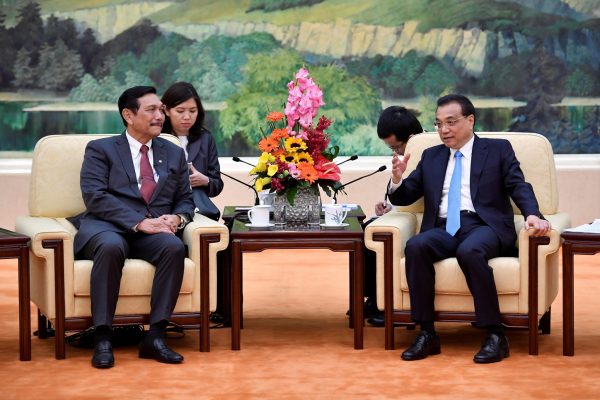 Indonesia's Coordinating Minister for Maritime Affairs Luhut Pandjaitan meets with Chinese Premier Li Keqiang at the Great Hall of the People in Beijing, China, 12 April 2018 (Photo: Reuters/Naohiko Hatta/Pool).