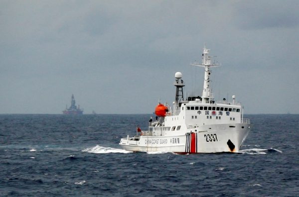 A Chinese Coast Guard vessel passes near the Chinese oil rig, Haiyang Shi You 981 in the South China Sea, 13 June 2014 (Photo: Reuters/Nguyen Minh).