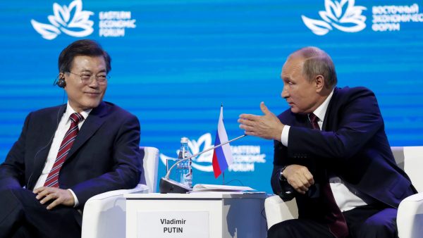 Russian President Vladimir Putin and his South Korean counterpart Moon Jae-in attend a session of the Eastern Economic Forum in Vladivostok, Russia, 7 September 2017 (Photo: Reuters/Sergei Karpukhin).