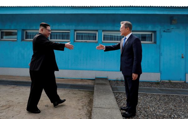 South Korean President Moon Jae-in and North Korean leader Kim Jong-un shake hands at the truce village of Panmunjom inside the demilitarized zone separating the two Koreas, South Korea, 27 April 2018 (Photo: Reuters/Korea Summit Press Pool).