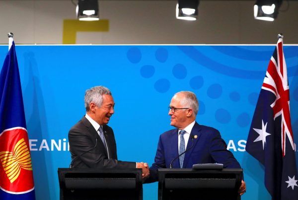 Australian Prime Minister Malcolm Turnbull shakes hands with Prime Minister of Singapore Lee Hsien Loong during their media conference during the one-off summit of 10-member Association of Southeast Asian Nations (ASEAN) in Sydney,Australia, 18 March 2018 (Photo: Reuters/David Gray).
